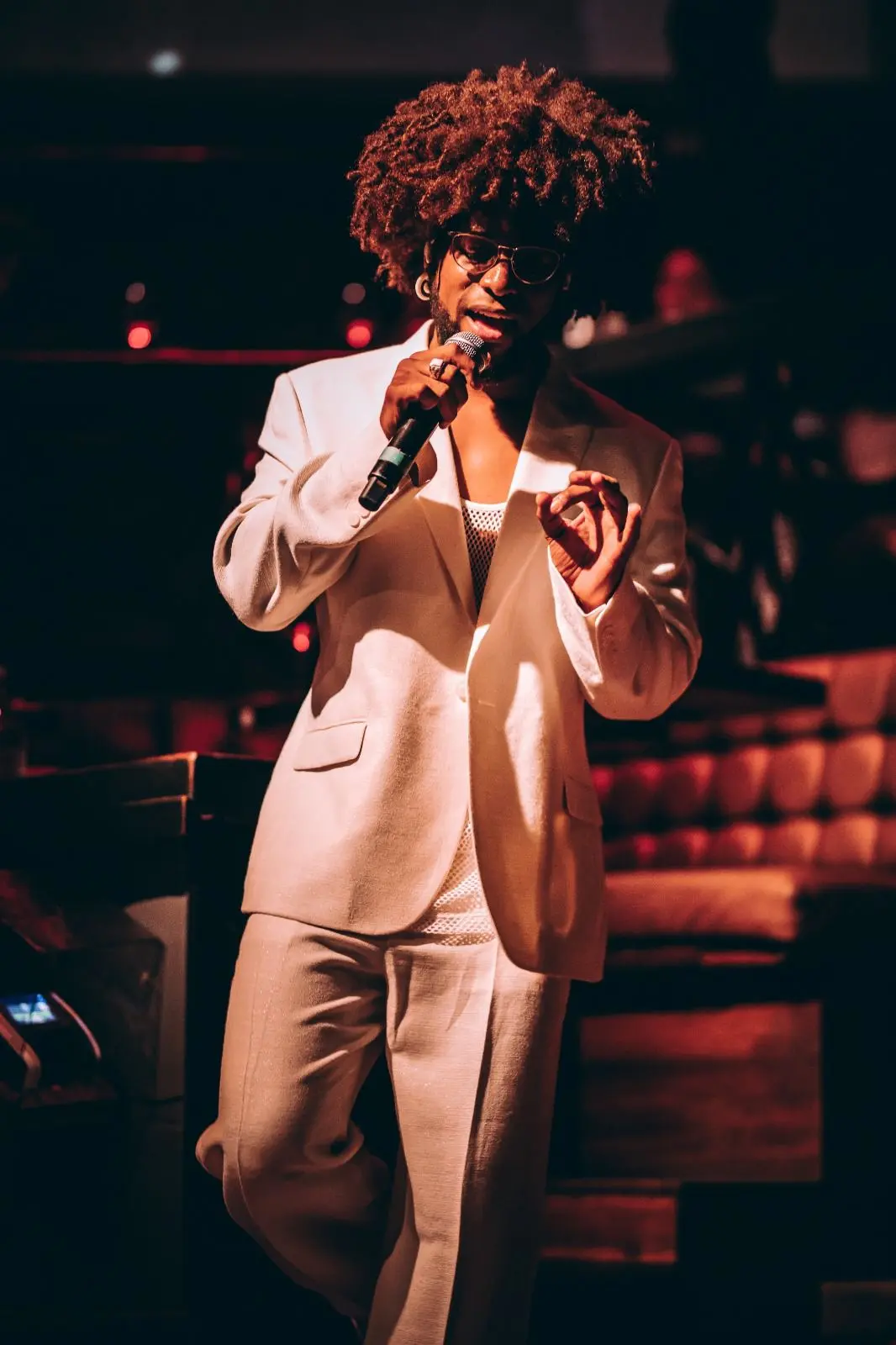 Zanger Omri Alpha tijdens een optreden