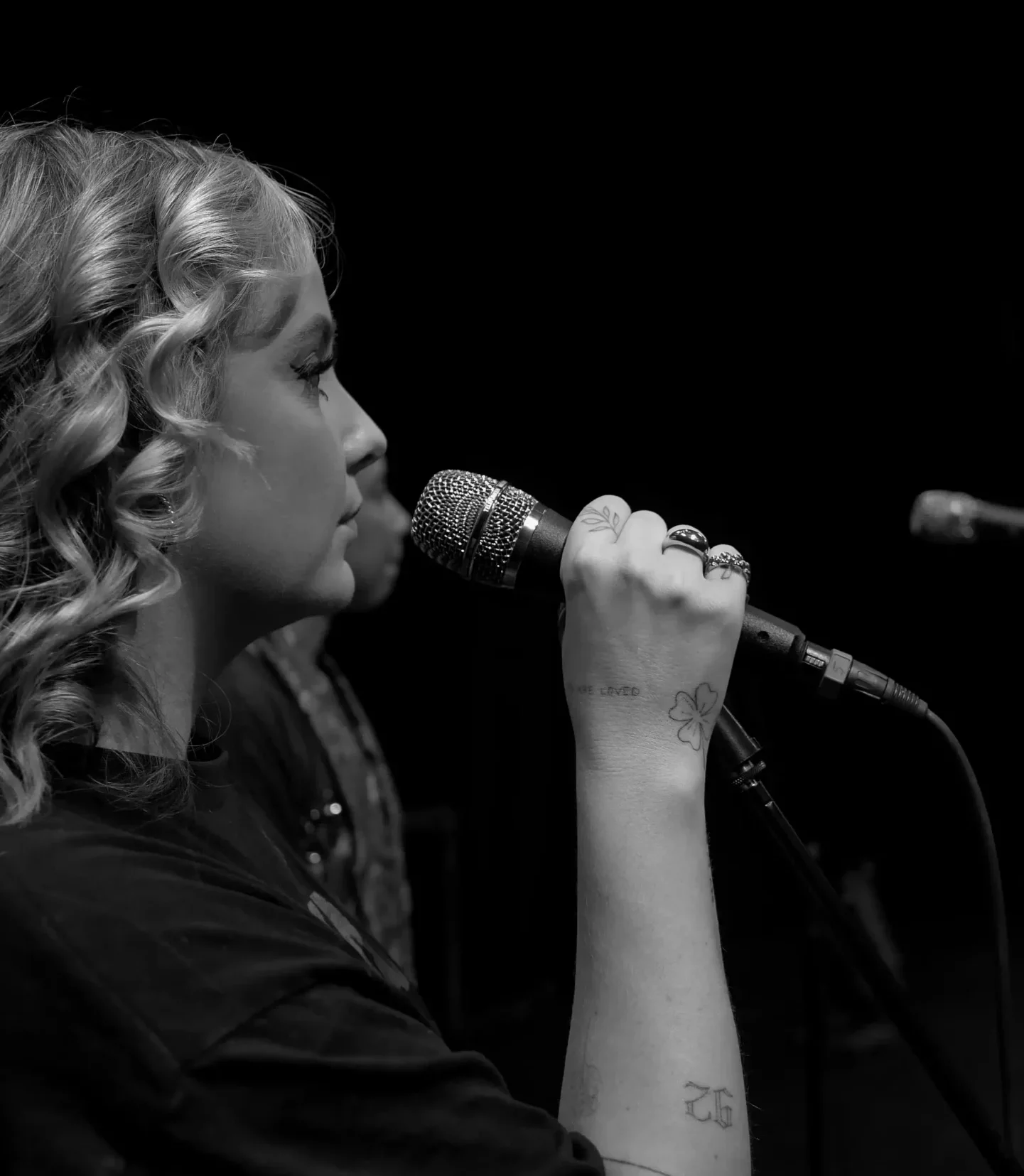 zangeres Saja Katte is aan het zingen en heeft een microfoon in haar handen