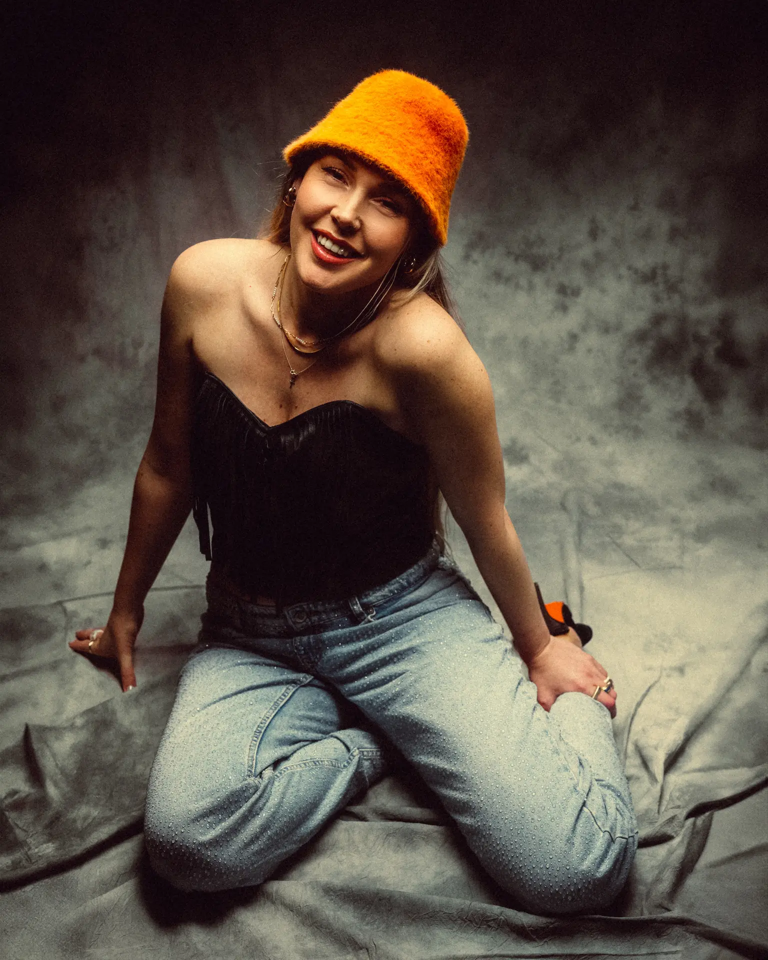 Artiest Luna Mae fotoshoot met oranje muts